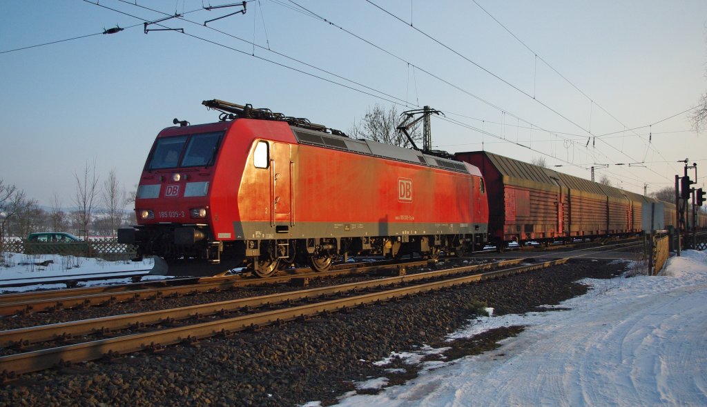 Keine besondere Lok aber im besonderen Licht: 185 035-3 f�hrt der untergehenden Sonne entgegen. Aufgenommen am 16.02.2010 am B� in Eltmannshausen / Eschwege West.