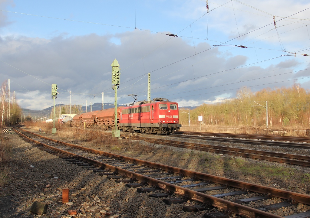 Keine besondere Lok aber ich fand, eine schne Lichtstimmung: 151 037-9 mit gemischtem Gterzug in Fahrtrichtung Sden. Aufgenommen am 05.02.2013 in Eschwege West.