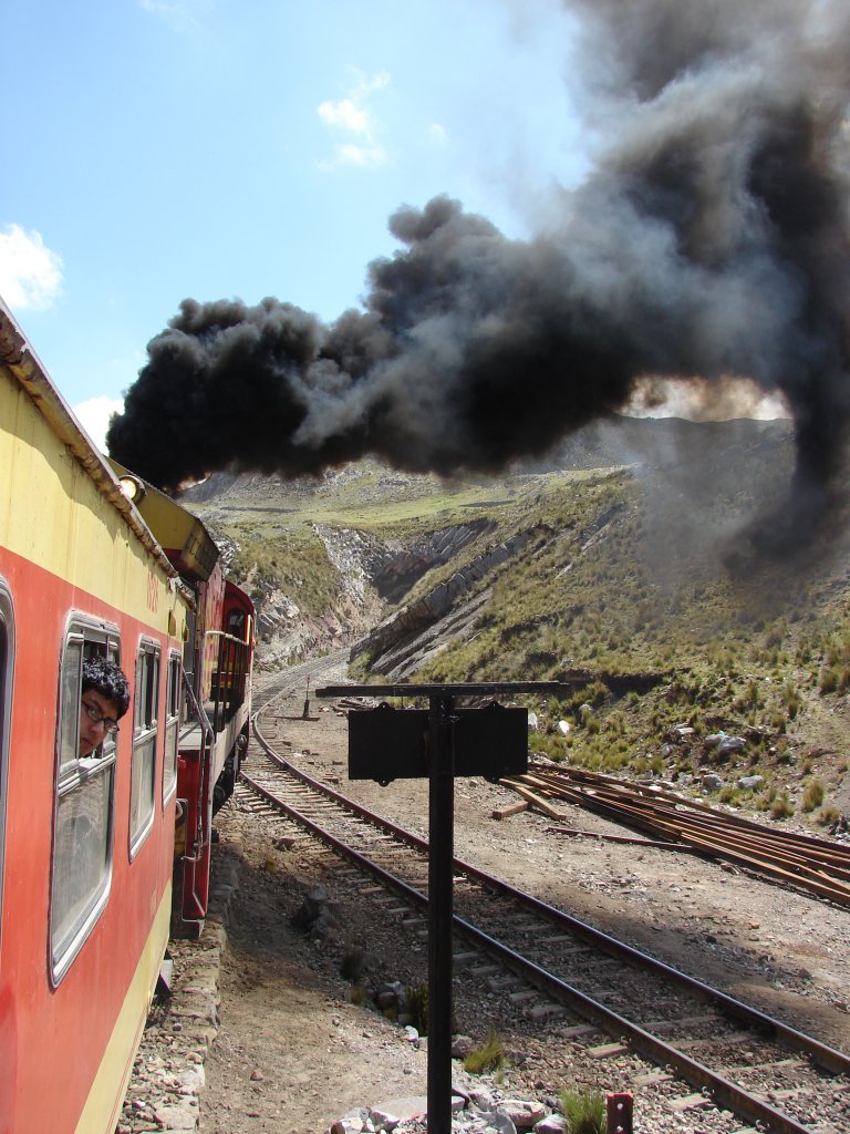 Keine Dampflok, sondern eine C30-7 auf 4200m Seehhe. Zentralbahn Huancayo - Lima : Rumichaca - 30/04/2007