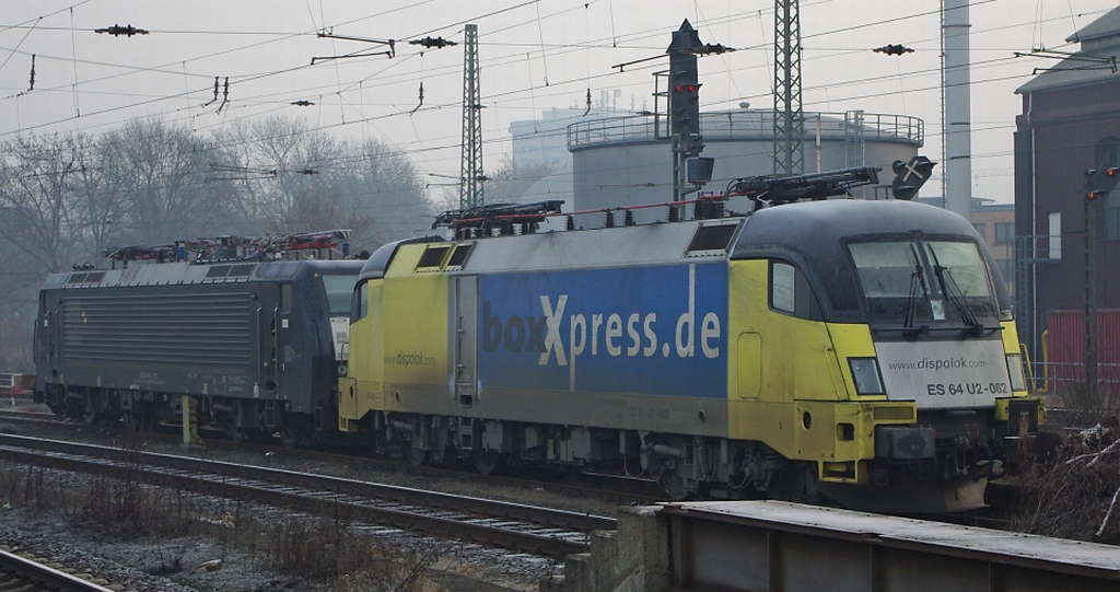 Keine Fotomontage! Am frostigen Morgen des 05.03.2011 konnte die in Gttingen abgestellte 182 562 (ES 64 U2-062 abgelichtet werden. Sie scheint dem schleichenden Prozess des  schwarz werdens  zu unterliegen da sie nun auf beiden Seiten schwarze  Helme  bekommen hat... ? Ich hab keine Ahnung seit wann und warum das so ist. Vielleicht wei es jemand besser. Abgestellt war sie brigens mit ES 64 F4-113.