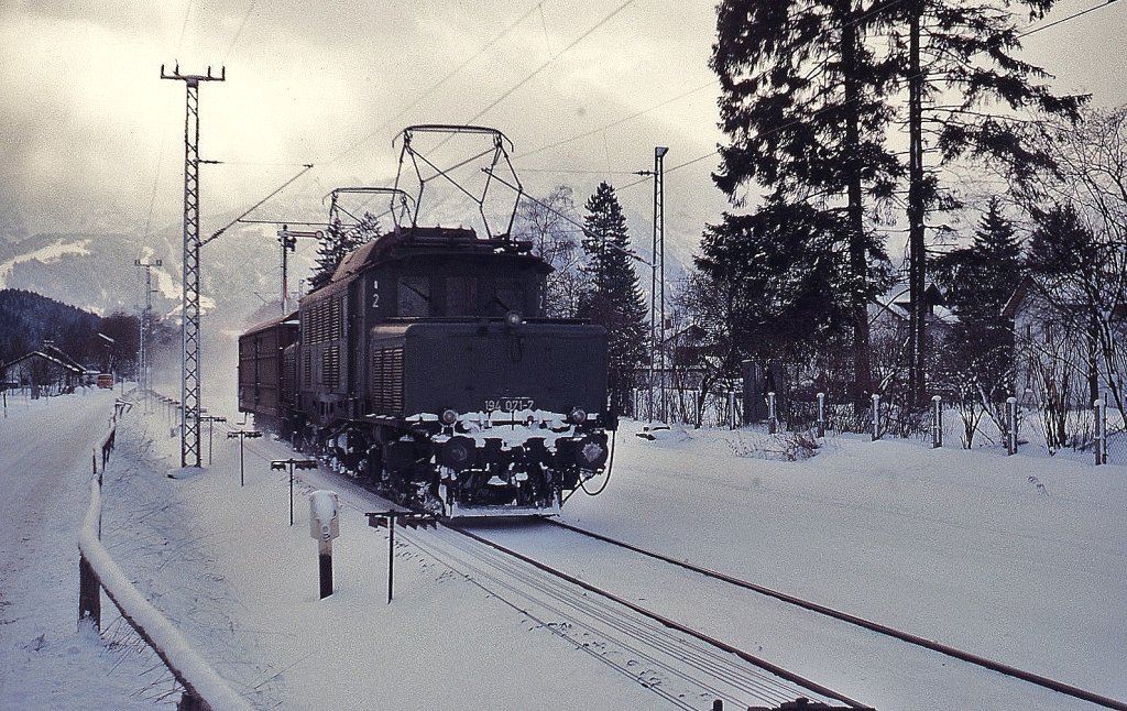 Keine große Mühe hat 194 071-1 mit ihrer Last bei der Fahrt durch den Bahnhof Farchant im Januar 1979