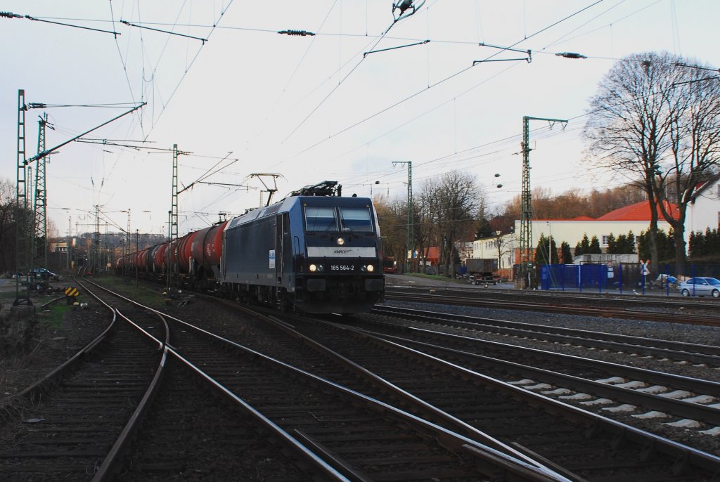 Keine idealen Voraussetzungen, aber trotzdem ein Bild Wert. Gegen die tiefstehende Sonne am Abend des 01.04.2010 kmpft die schwarze MRCE-Lok 185 564-2 an. Im Schlepp einen Kesselwagenzug der in Richtung Ruhrgebiet gebracht wurde.
 