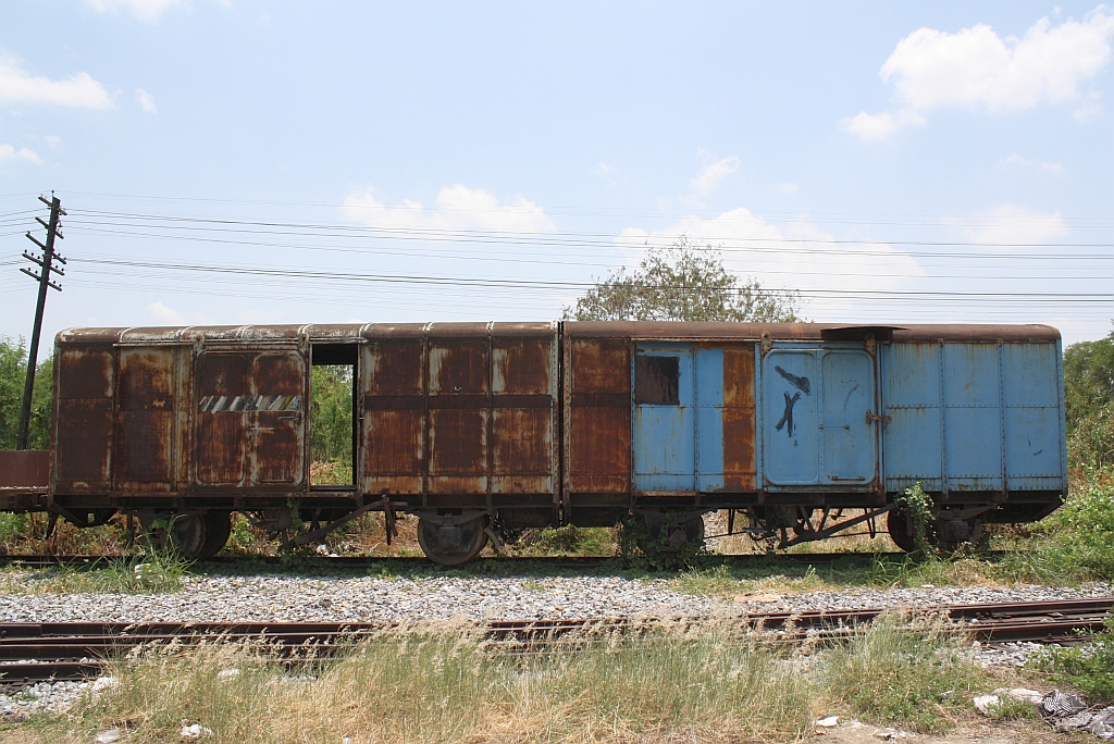 Keine LEIG-Einheit sondern bloss 2 ausgemusterte, kupplungslose ตญ.  (ตญ.=C.G./Covered Goods Wagon) standen  am 13.Mai 2012 auf dem Gelände des Phahon Yothin Yard. 

