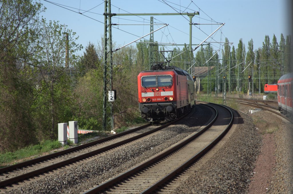 (K)eine Paralellfahrt ?  doch, hier fhrt links die S7  von Halle Hbf  nach 
Nietleben , mit der  143 086 - 7 als Zuglok und rechts die Regionalbanhn  16362 
bestehend  aus einer Wagengarnitur Halberstdter mit einer Dispolok  bespannt, beide 16:22 Uhr ab Halle , der Fotograf befindet sich in der  RB 16326  und kann aus dem geffneten Fenster fotografieren.