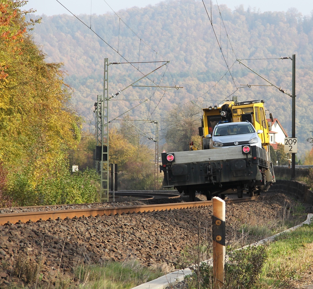 Keine Parkplatzprobleme hat der Fhrer dieses ROBEL Bau-Fahrzeugs von Strukton. Er nimmt sein Auto einfach gleich mit ;) Gesehen am 28.10.2011 bei Kleinvach.