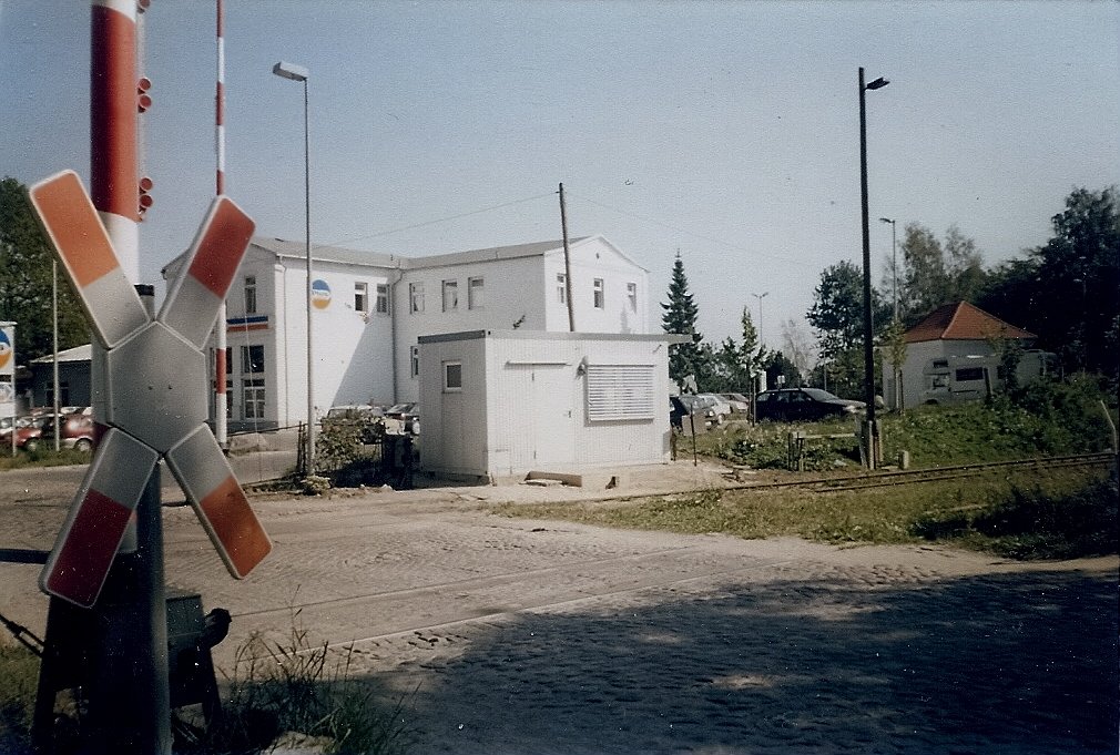 Keine Sch�nheit war die letzte Schrankenbude von Putbus.Bis zum Schlu� stand Sie an der Ausfahrt nach Lauterbach,so auch noch im August 1997.