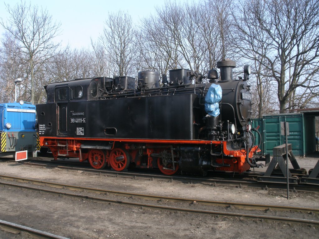 Keine Treibstange und ein fehlender Radsatz so stand am 03.M�rz 2011 die 99 4011 in Putbus.