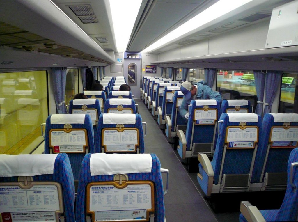 Keisei-Konzern, AE (Airport Express) Serie 100: Blick in den Wagen AE125 des Zugs Nr.3, 22.November 2009. 