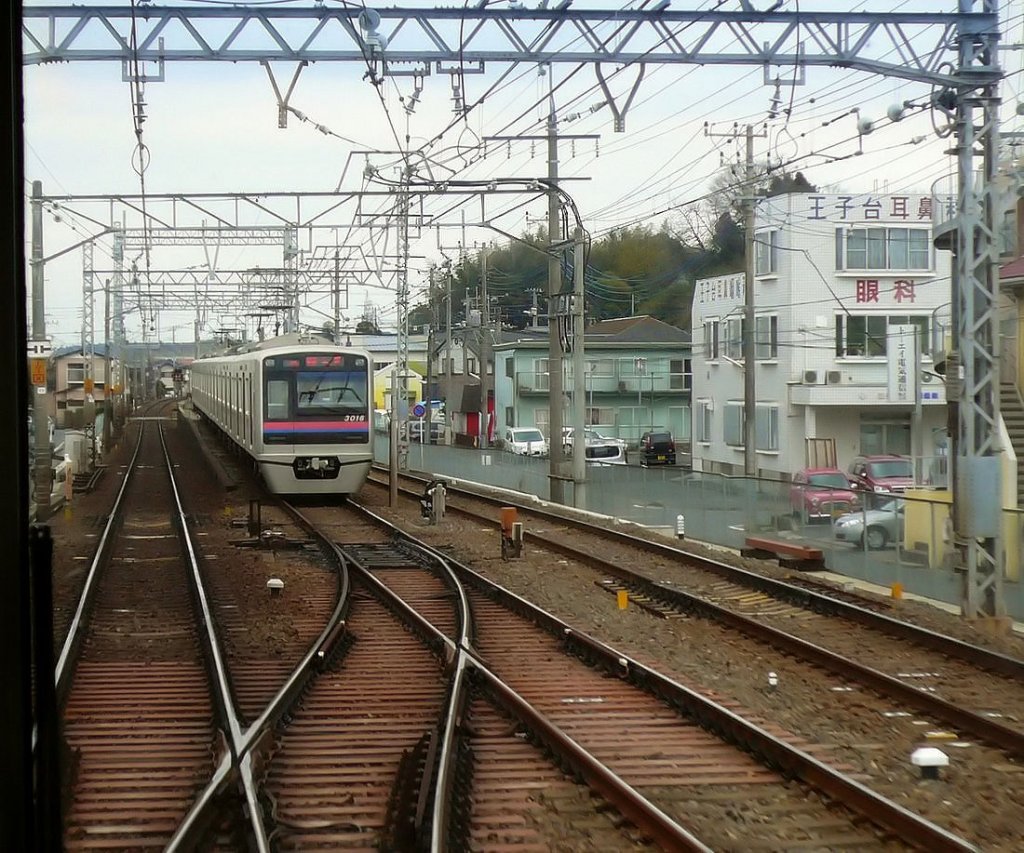 Keisei-Konzern, Serie 3000 (neu): Zug 3016 hat in Keisei Usui seine Endstation erreicht und ist zum Wenden ins Abstellgleis gefahren. Rechts ein Aerztehaus mit einem Nasen-/Ohren- und einem Augenarzt, ganz gross an der Aussenwand angeschrieben. 4.März 2010. 