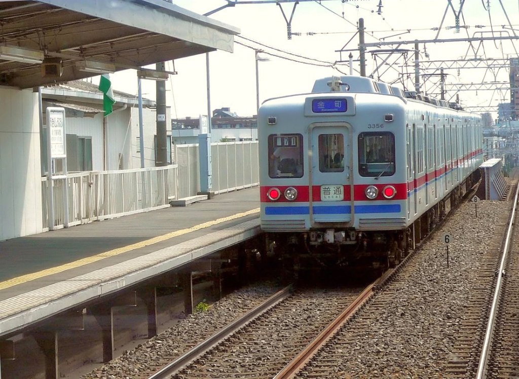 Keisei-Konzern, Serie 3300: Die älteste in Betrieb stehende Serie, gebaut 1968-1972 (54 Wagen); 1989-92 umfassend modernisiert. Heute bestehen noch 8 Vierwagenzüge und 1 Achtwagenzug. Bild: Zug mit Endwagen 3356 in Tokyo-Horikiri Shôbuen, 14.August 2008. 