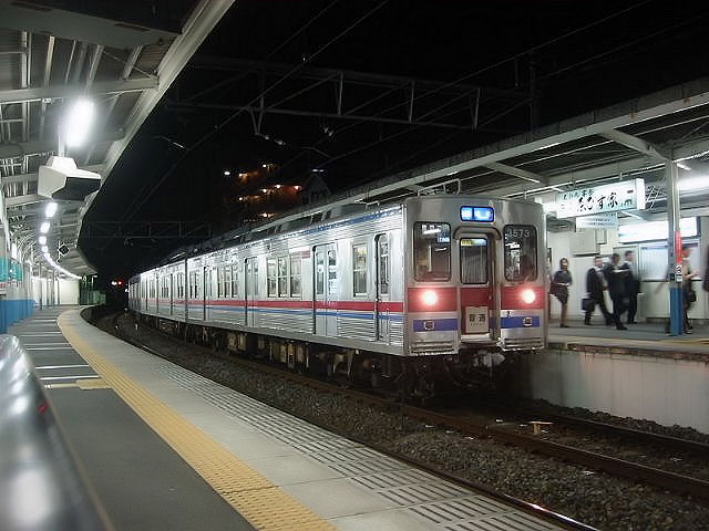 Keisei-Konzern, Serie 3500: Aus den nicht erneuerten Wagen dieser Serie entstanden 4 Vierwagenzüge. Hier steht ein solcher Zug mit Endwagen 3573 auf der kurzen Stichstrecke von Tokyo-Shibamata, 15.April 2008. 