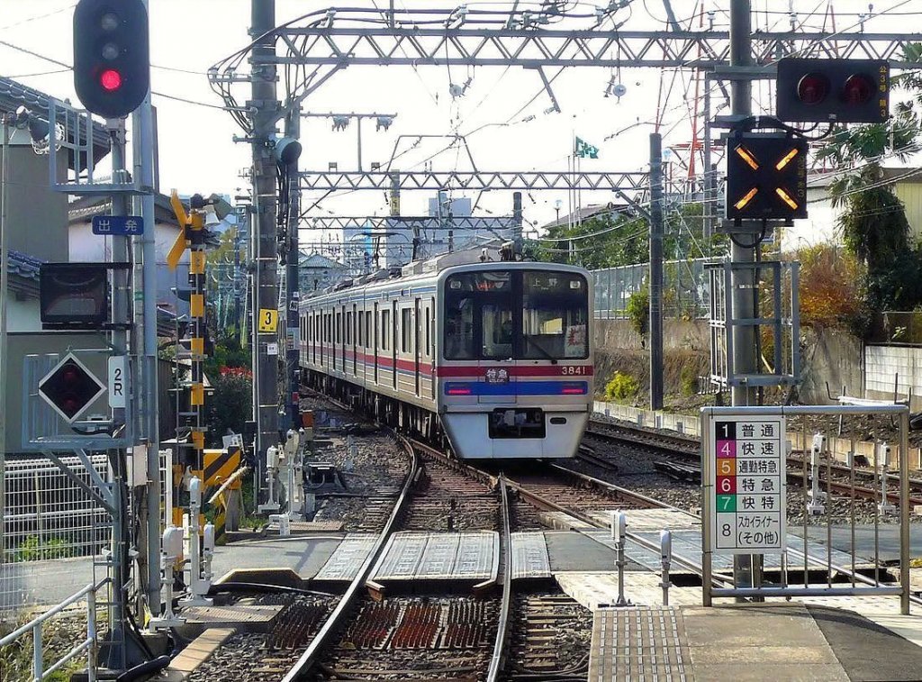 Keisei-Konzern, Serie 3700: 17 Züge dieses Typs (15 8-Wagen und 2 6-Wagenzüge) bilden heute das Rückgrat der schnelleren Zugskategorien. Sie fahren auch auf die Städtische U-Bahn Tokyo, Asakusa-Linie, ein. Gebaut 1991-2002. Bild: einer der neusten Züge, Nr.3841, in Narita Stadt, 29.November 2009.  