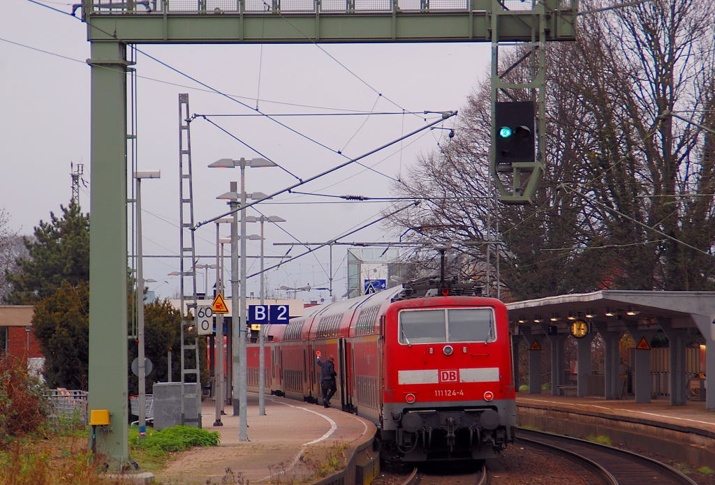 Kelle hoch, Signal Hp 1 und los geht es 111 124-4 schiebt den RE4 jetzt gleich aus Gleis 2 hinaus, nchster Halt Mnchengladbach Hbf. 28.12.2011
