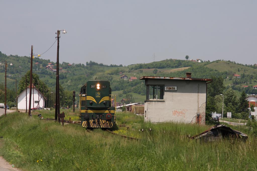 Kennedy 267 fhrt am 20.5.2011 mit einem Personenzug aus dem total herunter
gekommenen Bahnhof von Vinja in Richtung Tuzla aus.