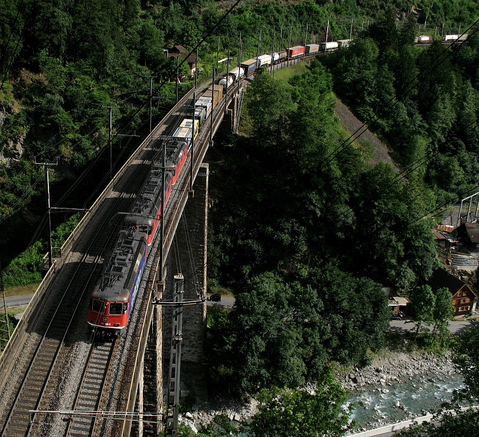 Kerstelenbachbr�cke.
G�terzug mit Re4/4 Re6/6 Re4/4 Richtung Erstfeld.
August 2008