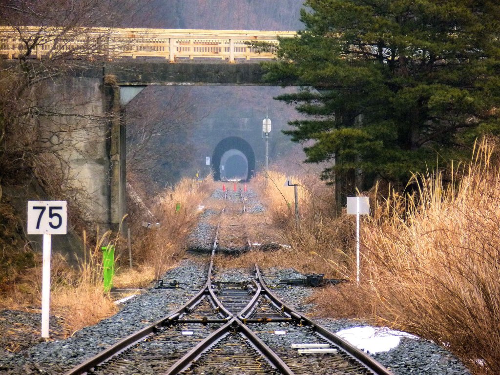 Kesennuma-Linie, Yanaizu: Nutzlos steht die Geschwindigkeitstafel (75) am Ende des Bahnhofs, von wo aus heute die Strecke zerstört ist. Man erkennt auch das wohl vom Erdbeben (über Stärke 9) seitwärts verschobene Gleis. 15.Februar 2013. 