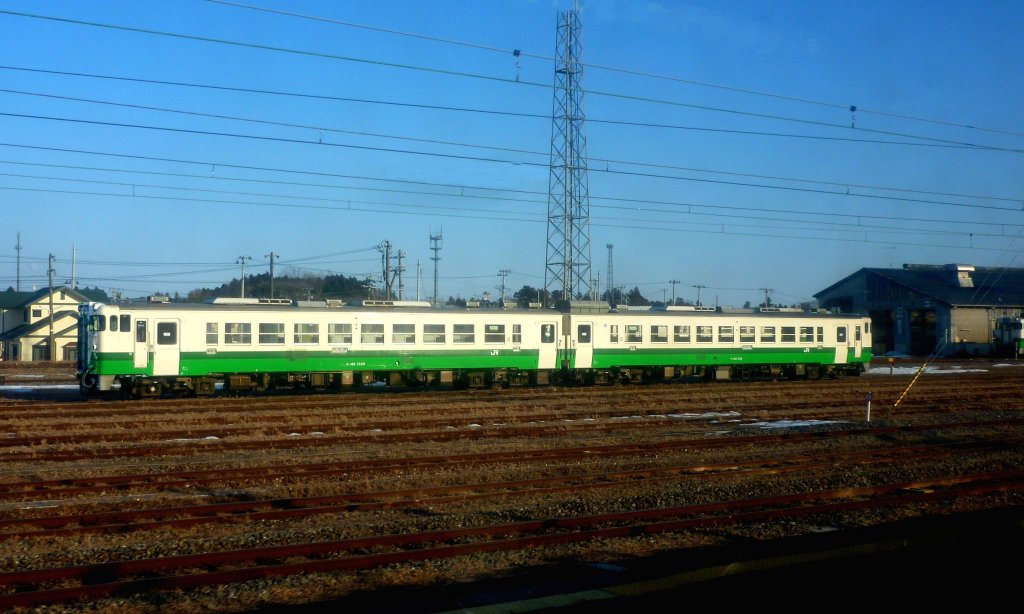Kesennuma Linie/Ishinomaki Linie: Die Betriebsstelle Kogota besass 7 solche Triebwagenpaare für den Einsatz nach Kesennuma und Onagawa (via Ishinomaki). Eines davon ist südlich von Kesennuma, das andere in Onagawa in der Tsunami-Katastrophe vom 11.März 2011 vollständig zertrümmert worden. Im Bild die Triebwagen KIHA 48 1545 und KIHA 48 554 in Kogota, 10.Februar 2013.  