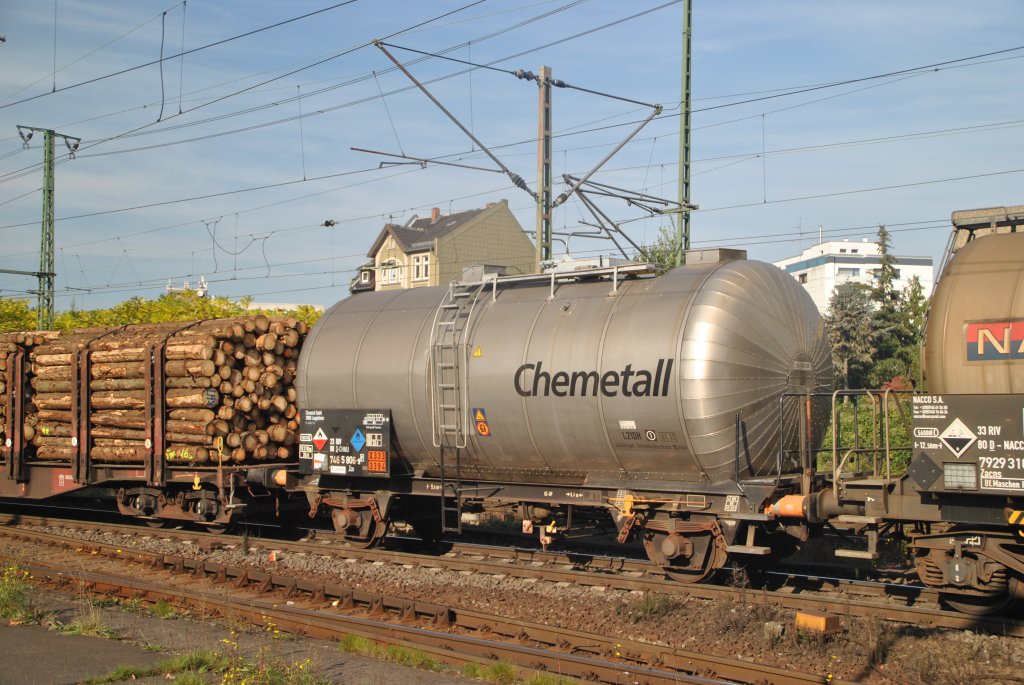 Kesselwagen (Chemetall) in einen G�terzug am 08.10.2010.