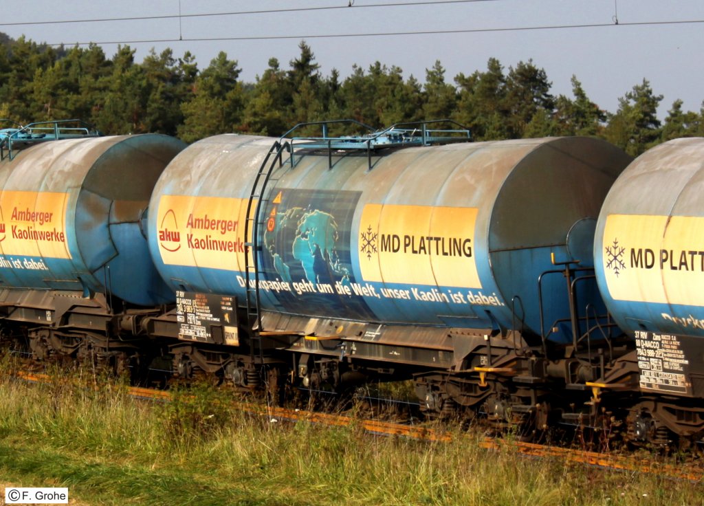 Kesselwagen f�r Fl�ssigkaolin MD Papierfabrik Plattling / Amberger Kaolinwerke an G�terzug Richtung N�rnberg, KBS N�rnberg - Passau, fotografiert am 28.09.2011 