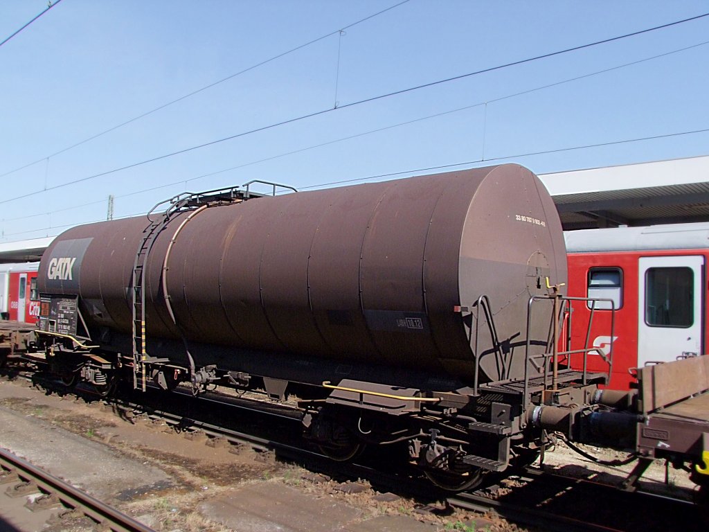 Kesselwagen,33_80D-GATXA_7879902-4 rollt in einem Gterzug, zwischen zwei Flachwagen eingereiht, bei Passau-Hbf Richtung sterr.Grenze;100710