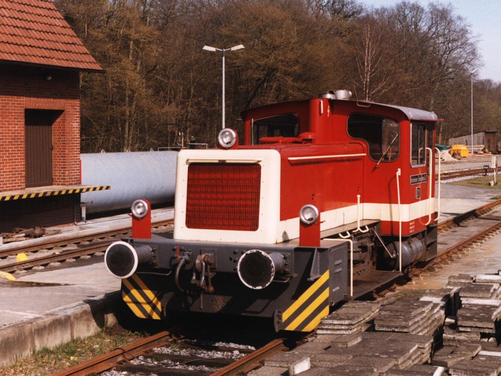 Kf D1 (ex-DB 332 306-0) der Bentheimer Eisenbahn AG auf Bahnhof Bentheim Nord am 22-4-2000. Bild und scan: Date Jan de Vries.