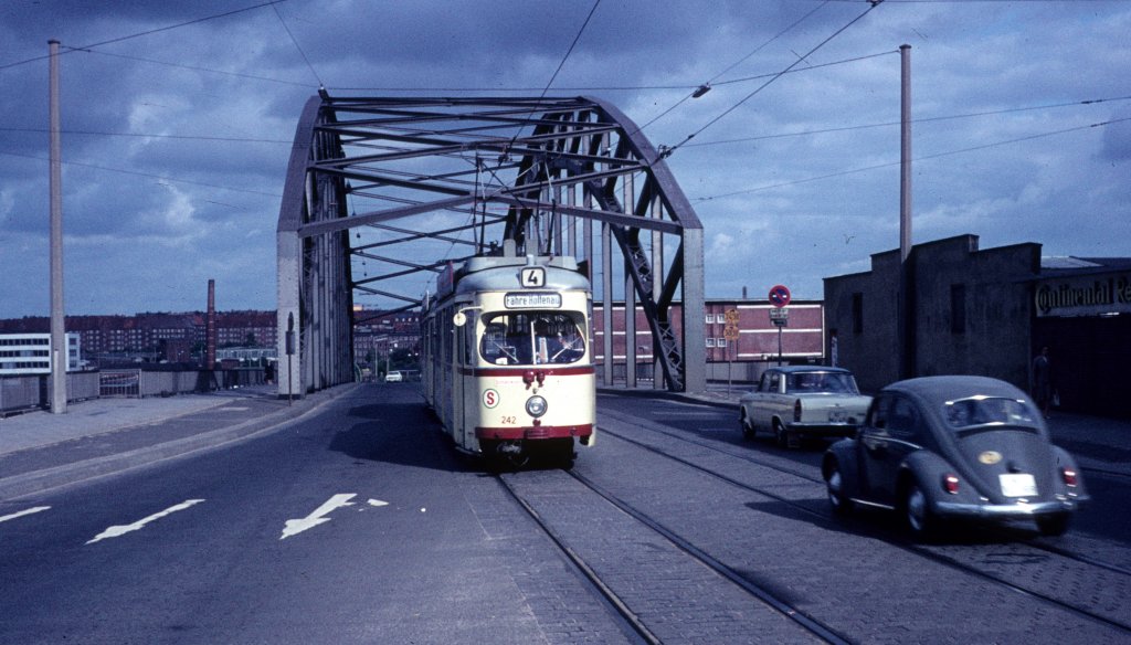 Kiel KVAG SL 4 (DÜWAG-Großraumtriebwagen 242) am 9. Juni 1968. - Scan eines Diapositivs.