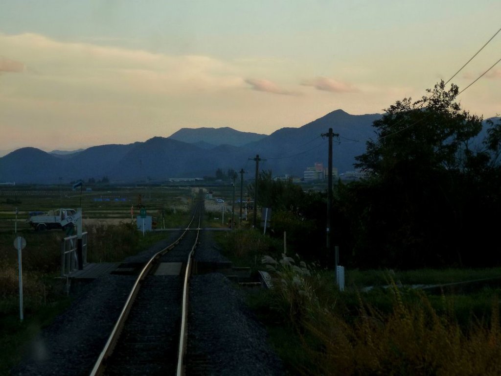 KIHA 101: Abenddämmerung auf der Aterazawa-Linie; Blick aus dem Triebwagen KIHA 101-1 bei Uzen Nagasaki, 18.Oktober 2011.