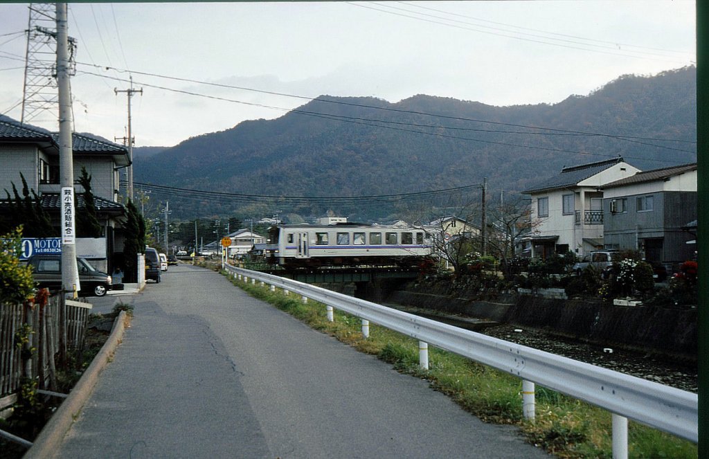 KIHA 120 auf der San-In-Linie, der Hauptstrecke entlang des Japanischen Meeres. Am 4.Dezember 2005 fährt ein KIHA 120-Triebwagen in der Station Higashi Hagi ein. 