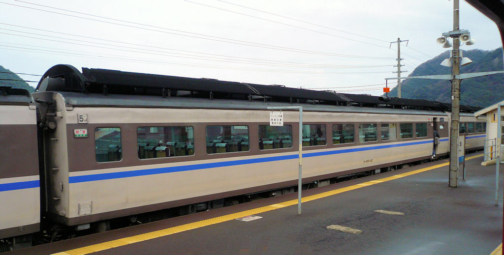 KIHA 181: Die Intercity (d.h. zuschlagspflichtigen)-Expresszüge enthalten im Zugsverband Triebwagen ohne Führerstände; ein solcher ist hier (als Serie KIHA 180 bezeichnet) sichtbar: KIHA 180-42 in Satsu, 27.Februar 2009. 