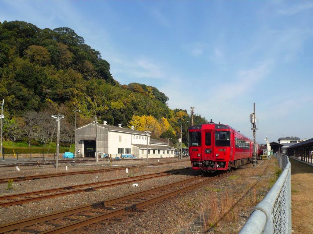 KIHA 185: 20 Wagen dieser Serie wurden von der Inselbahn JR Shikoku auf die JR der Südinsel Kyûshû verkauft. Hier ist an einem typischen Spät-Novembertag ein Zweiwagenzug mit KIHA 185-1001 in Hitoyoshi im Hochland von Kyûshû eingetroffen. 29.November 2010. 