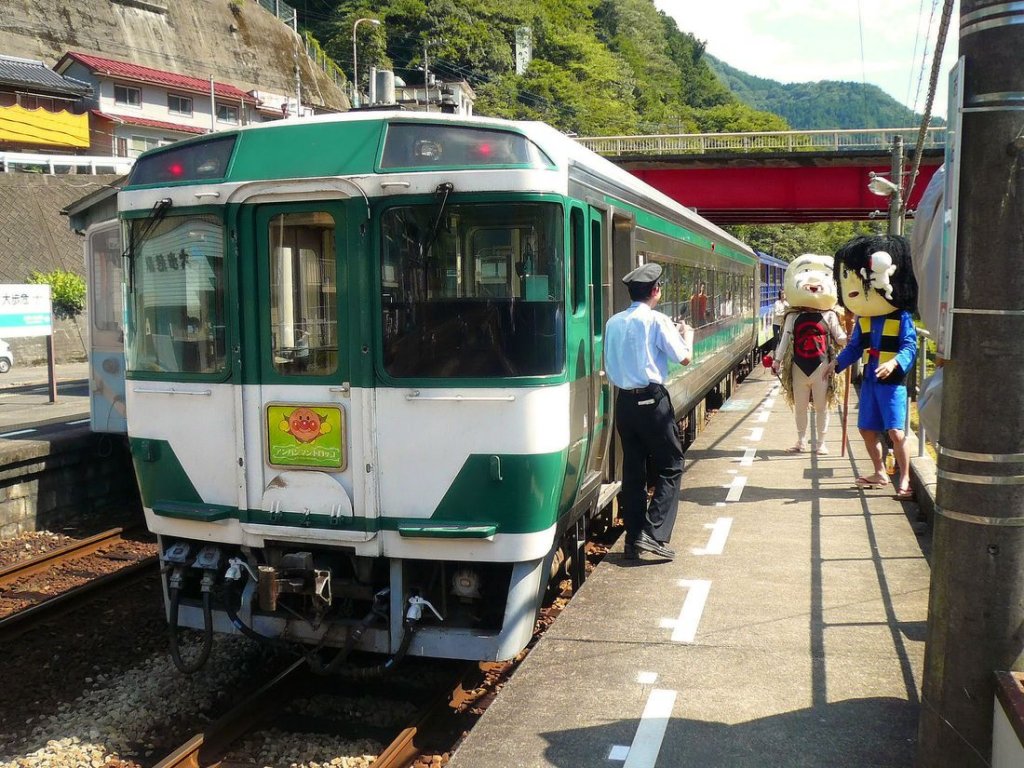 KIHA 185: Der Touristik-Triebwagen KIHA 185-26 ist im Bergdorf Ôboke im Inneren der Insel Shikoku eingetroffen. 21.September 2009. 