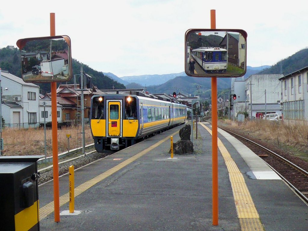 KIHA 187: Einer der 4 Züge, welcher der Pass-Verbindung von Okayama nach Tottori am Japanischen Meer dient. KIHA 187-501 durchfährt Mochigase, 28.Februar 2009. 

