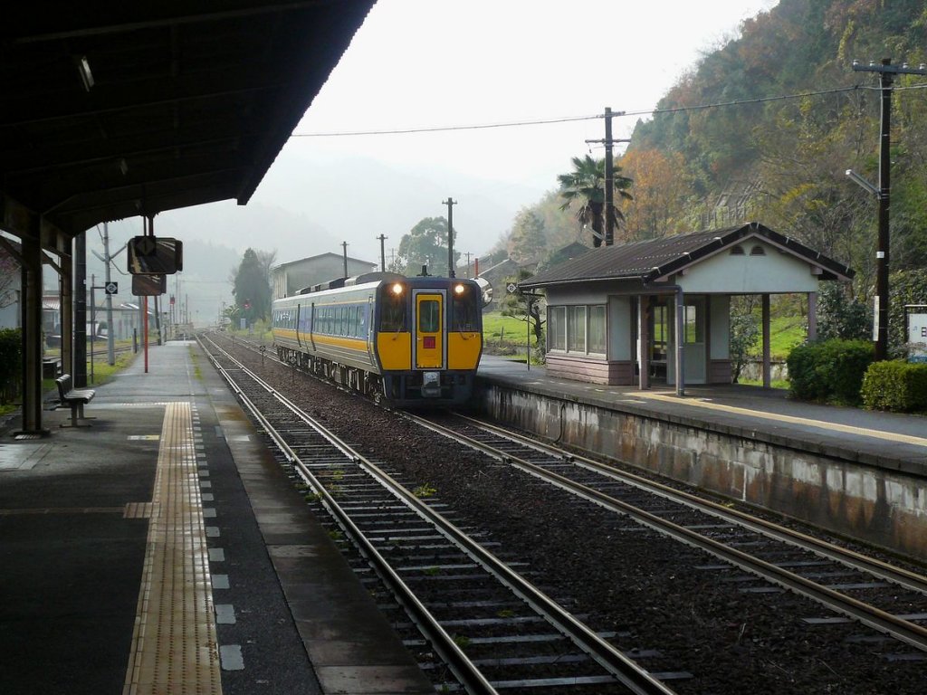 KIHA 187: Einfahrt von Zug KIHA 187-1005 + KIHA 187-5 in Nichihara, einer kleinen Station im äussersten Westen Japans an der Passlinie von der Pazifik-Seite (Inlandsee) zum Japanischen Meer. 3.Dezember 2010. 