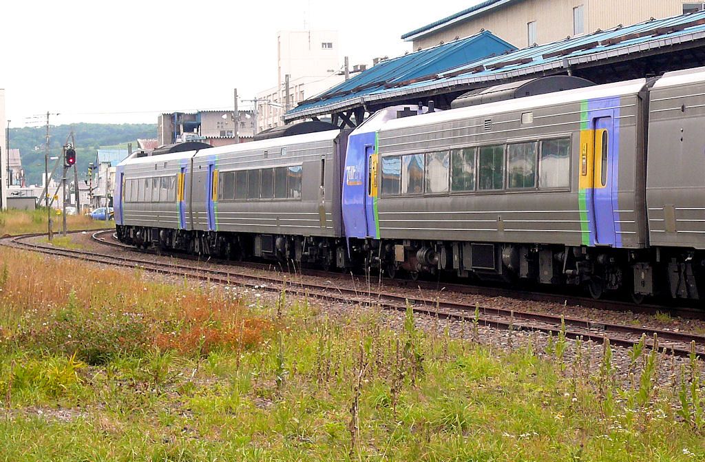 KIHA 261: Einem 4-Wagen-Grundzug wurde ein 2-Wagen-Zusatzumodul vorangesetzt. Wakkanai, 27.August 2008. SÔYA-LINIE  