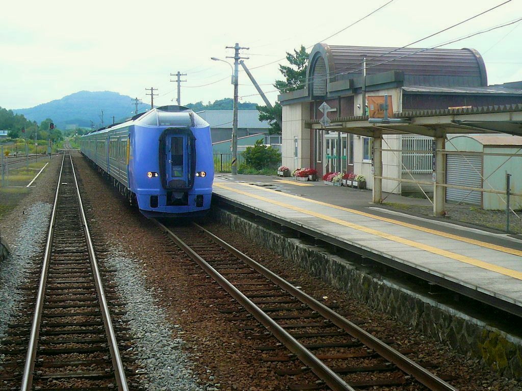 KIHA 261: Einfahrt des Zuges mit Frontwagen KIROHA 261-202 in Wassamu an der Sôya-Hauptlinie, der einzigen verbliebenen Linie in den Norden von Hokkaidô, 28.August 2008. SÔYA-HAUPTLINIE 
