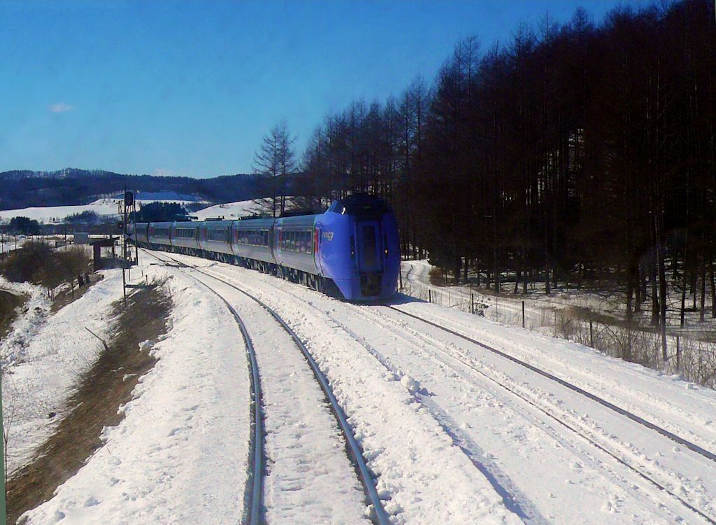 KIHA 283: Ein 9-Wagenzug (7+2 Wagen) unterwegs an der Kreuzungsstelle zwischen Atsunai und Urahoro im Südosten der Nordinsel Hokkaido. 19.Februar 2009.  (Aufnahme durch das damals öffentlich zugängliche Stirnwandfenster) SEKISHÔ-LINIE/NEMURO-HAUPTLINIE 