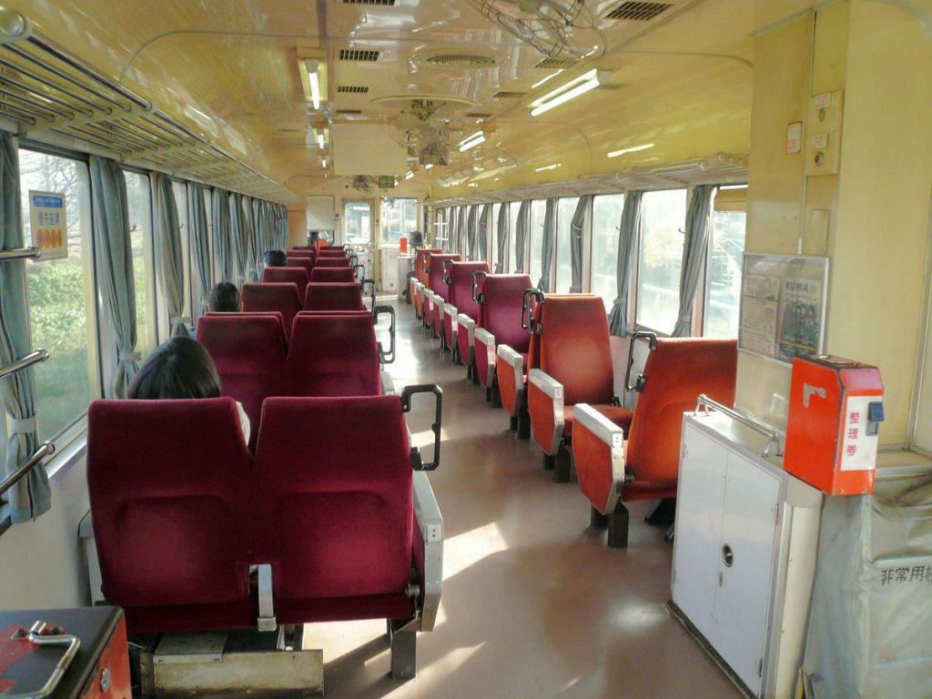 KIHA 31: Blick ins Innere des Wagens KIHA 31 20 (heute Kumagawa-Bahn Nr. 311), 29.November 2010. 