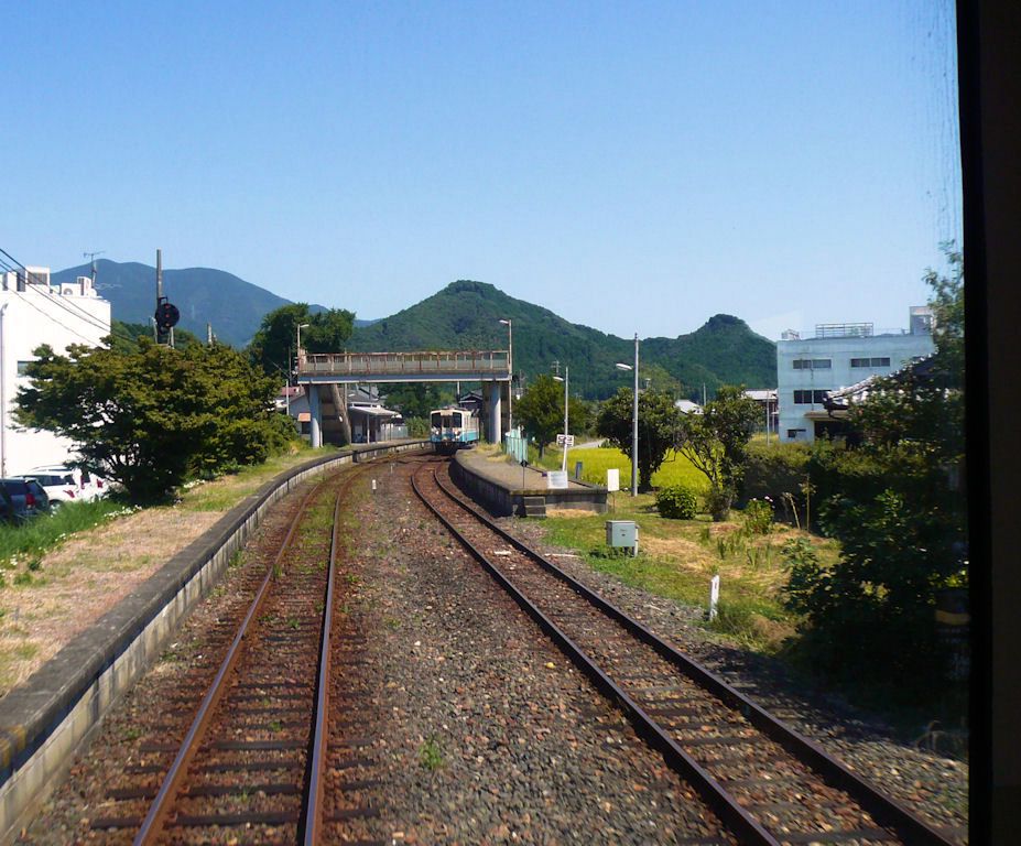 KIHA 32: Bei der Einfahrt in die kleine Landstation Iyo Miyanoshita im Hinterland von West-Shikoku begegnet KIHA 32 10. 19.September 2009. 