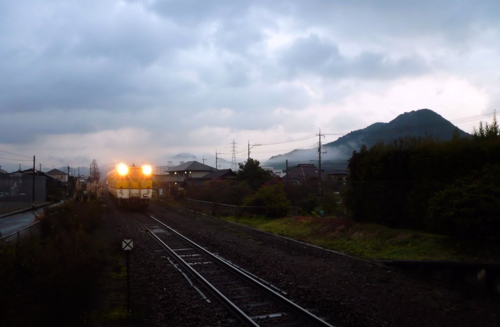 KIHA 47: Einfahrt von KIHA 47 3020 frühmorgens in Yuda Onsen, 3.Dezember 2010. 