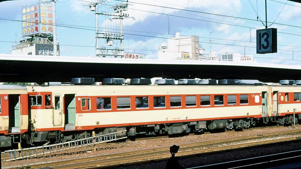 KIHA 58: 1961 bis 1969 dürfte die riesige Zahl von 1822 solcher Triebwagen für den Schnellzugverkehr in ganz Japan vom hohen Norden bis in den tiefsten Süden und als Ersatz für den Dampfbetrieb gebaut worden sein. Nach Auflösung der Staatsbahn wurden 1987 etwa zwei Drittel von den JR übernommen. Die Serie weist zahlreiche Unterkategorien und eine Unmenge von Umbaufahrzeugen auf. Die meisten Wagen sind 2-motorig, ein Teil ist 1-motorig (als KIHA 28 bezeichnet). Der letzte planmässige Einsatz eines KIHA 58 erfolgte im März 2011. Mehrere sind ins Ausland gelangt: nach Sachalin (Russland), Thailand und Myanmar. Bild: KIHA 58 1128 in Okayama, 5.Januar 1978. 