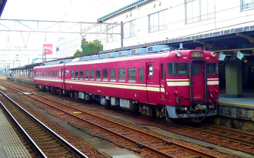 KIHA 58: Der allerletzte Planeinsatz dieser Serie endete im März 2011 mit der Streichung der Dienste der beiden letzten Wagenpaare KIHA 58 (2-motorig)+KIHA 28 (1-motorig) ins Hinterland der Stadt Toyama am Japanischen Meer. Im Bild einer der zwei bis zuletzt verbliebenen Züge, in der attraktiven Farbgebung des Toyama-Lokalverkehrs (vorn KIHA 58 1114, hinten KIHA 28 2346). 1.März 2010.