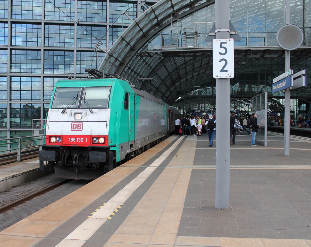 Kilometer 5,2 und noch sind rund 2700 Kilometer in 48 Stunden zu fahren, der D 1249 von Berlin Zoolischer Garten nach Saratov an der Wolga beim Halt in Berlin Hbf am 11.08.2012. Auf der ersten Etappe wird er von der 186 130-1 gezogen.