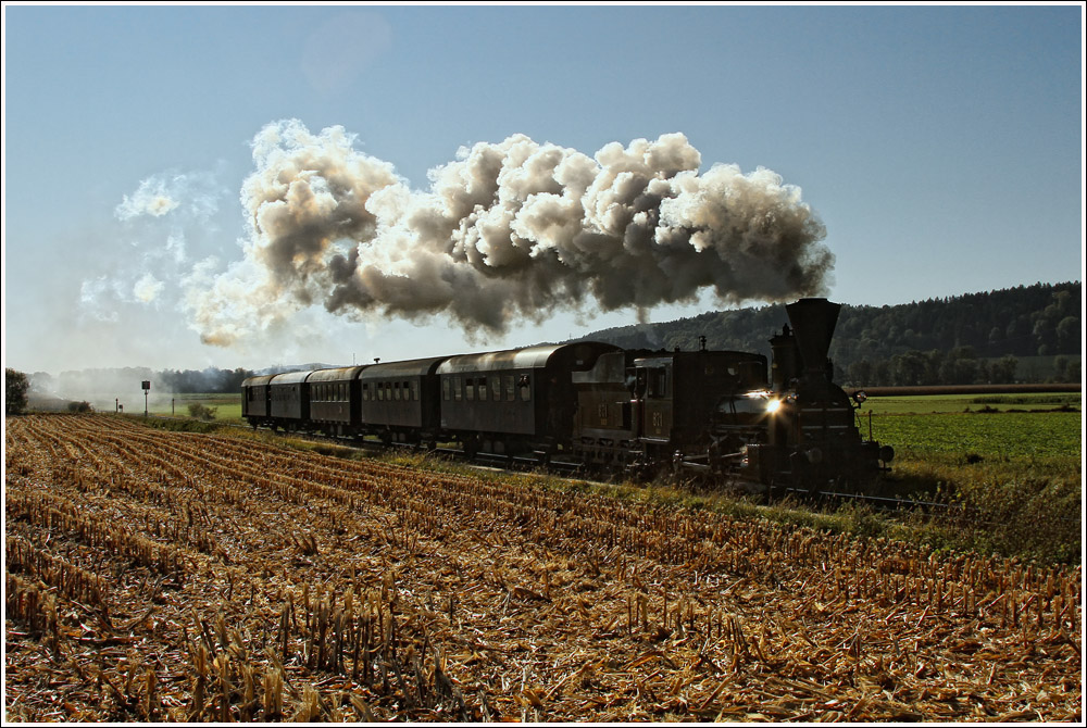 Kilometerweit sah man in der Ferne schon die gewaltige Dampfwolke, bevor die 671 der GKB mit dem Sonderzug von Graz nach Weiz an uns vorbeifuhr. Fotografiert auf der STLB Strecke nahe Wollsdorf. 15.10.2011 

