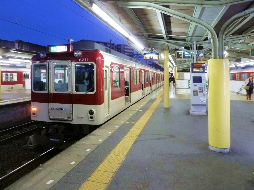 Kintetsu-Konzern, 1067mm-Spurstrecken: Der Kintetsu-Konzern, der die Räume Osaka, Kyoto, Nara, Ise und Nagoya (zu sehr günstigen Tarifen) verbindet, bildet mit seinen 508 km die grösste japanische Privatbahn, gefolgt vom Tôbu-Konzern im Raum Tokyo (463 km) und vom Meitetsu-Konzern im Raum Nagoya (444 km). Die hauptsächlichen Strecken des Kintetsu-Konzerns sind normalspurig (1435 mm), dazu kommen 7 km 762 mm-Spur und südlich/südöstlich von Osaka auch 85 km in 1067 mm-Spur. Im Bild ein Standardzug der Serie 6000, Kashihara Jingû-mae, 3.Dezember 2012. 