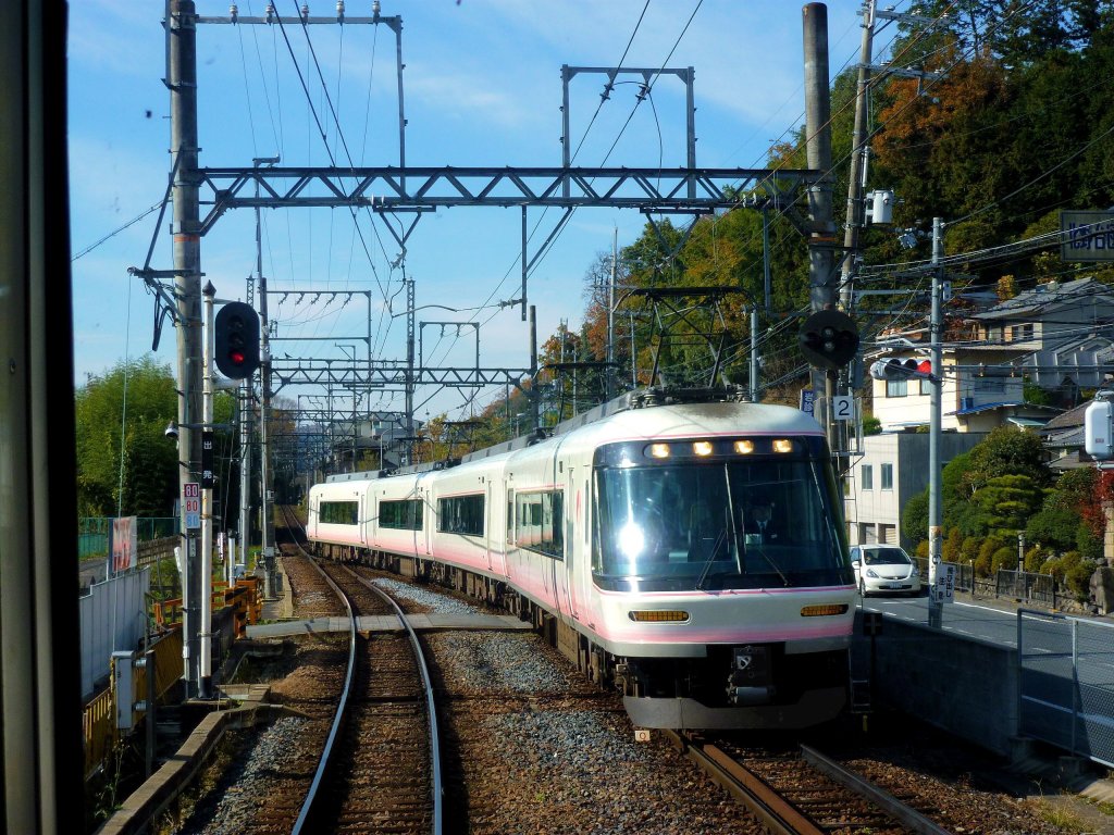 Kintetsu-Konzern, 1067mm-Spurstrecken - Der Sakura-Liner (Serie 26000): 2 Vierwagenzüge für die Fahrt ins Yoshino-Gebirge, Baujahr 1990, vor kurzem generalüberholt. Bild: Zug 26101 in Muda, 2.Dezember 2012.