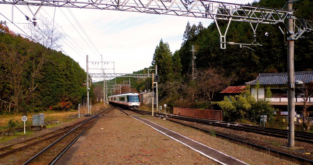 Kintetsu-Konzern, 1067mm-Spurstrecken - Der Sakura-Liner (Serie 26000): Ausfahrt des Zuges 26102 aus Yoshino, 2.Dezember 2012. 