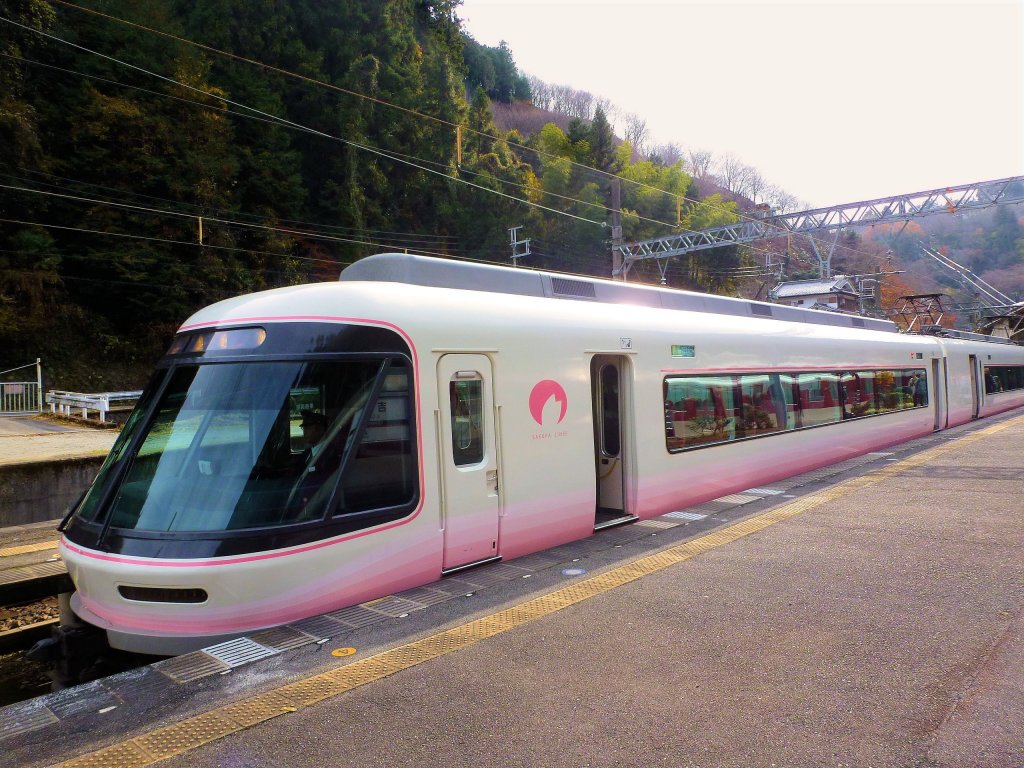 Kintetsu-Konzern, 1067mm-Spurstrecken - Der Sakura-Liner (Serie 26000): Zwei bequeme Vierwagen-Intercity-Züge dieses Typs verbinden das Yoshino-Gebirge mit Osaka. Im Bild Zug 26102 in Yoshino, 2.Dezember 2012. (sakura = Kirschblüte)
