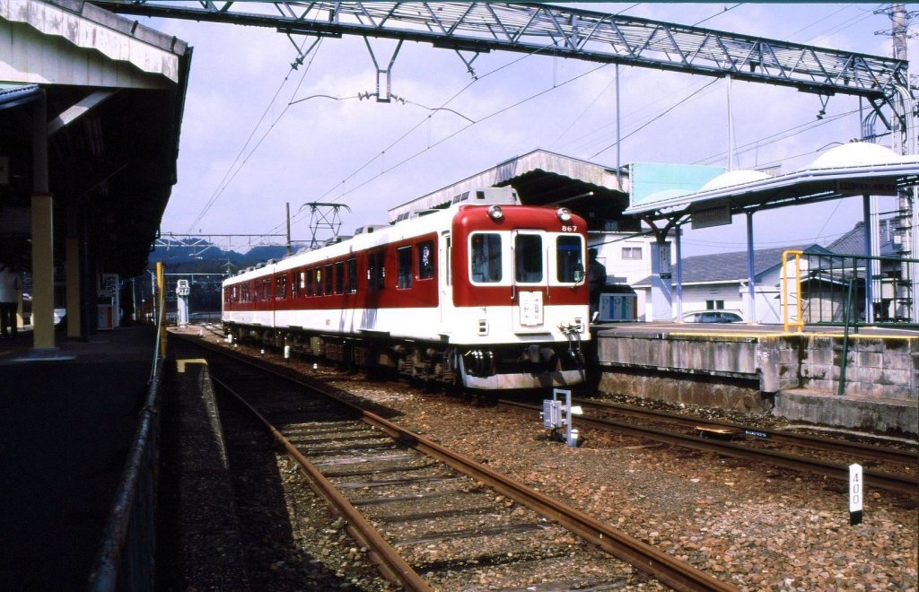 Kintetsu-Konzern, 1067mm-Spurstrecken - die ehemalige Kintetsu Iga-Linie: Ab 1984 kamen 7 Zweiwagenzge Serie 860 hier zum Einsatz; gebaut 1961 ursprnglich fr die Linien im Sden von Osaka. Die letzten Zge schieden 2011 aus. Bild: Zug 867 am Umsteigebahnhof Iga Kambe, 25.Februar 2005. Links ist die normalspurige Kintetsu-Hauptstrecke zwischen Osaka und Nagoya erkennbar. 