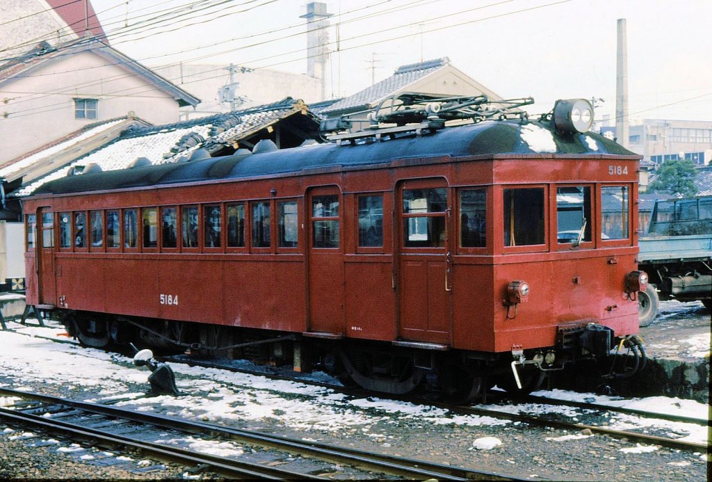 Kintetsu-Konzern, 1067mm-Spurstrecken - die ehemalige Kintetsu Iga-Linie: 6 dieser urtmlichen Fahrzeuge kamen 1926 auf die damalige Iga-Bahn; spter in den Kintetsu-Konzern integriert als Serie 5181. Abbruch 1977. Bild: Wagen 5184 kurz vor seinem Ende im Stdtchen Ueno, 10.Februar 1977. 