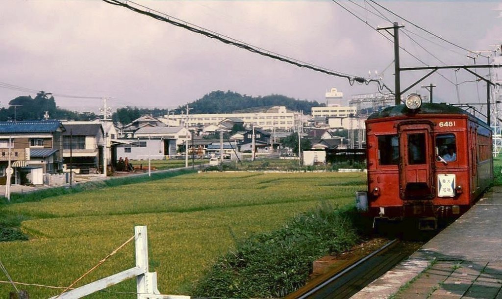Kintetsu-Konzern, 1067mm-Spurstrecken - die ehemalige Kintetsu Yôrô-Linie: Vor 1979 fuhren ganz alte Triebzüge von 1930 auf der Yôrô-Linie; im Bild Einfahrt eines Zuges mit Steuerwagen 6481 in Harima, 29.August 1977. 